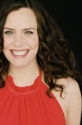 艾米丽亚（艾农·斯凯饰演）