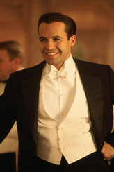 卡尔·霍克利（比利·赞恩饰演）