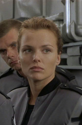 迪兹·弗洛里丝（迪娜·迈耶饰演）