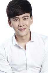 杨硕（黄宥明饰演）