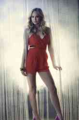 卡罗琳·福布斯（坎迪丝·阿科拉饰演）