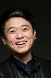 赵九洲（周英男饰演）