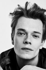 席恩·葛雷乔伊（阿尔菲·艾伦饰演）