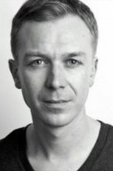 史蒂文·罗伯特森（史蒂文·罗伯特森饰演）