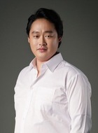 郑治仁（李宥俊饰演）